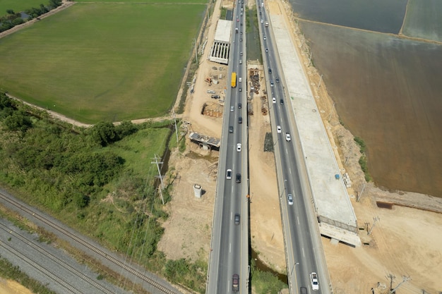 Veduta aerea dell'autostrada con il trasporto di vista dall'alto della strada per auto xA