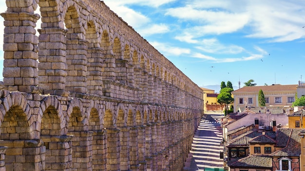 Veduta aerea dell'imponente acquedotto romano di Segovia all'alba in Spagna