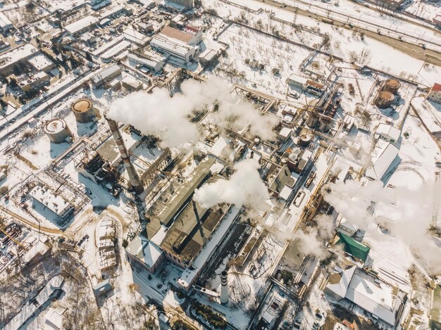 Veduta aerea dell'inquinamento da smog dalla fabbrica della città