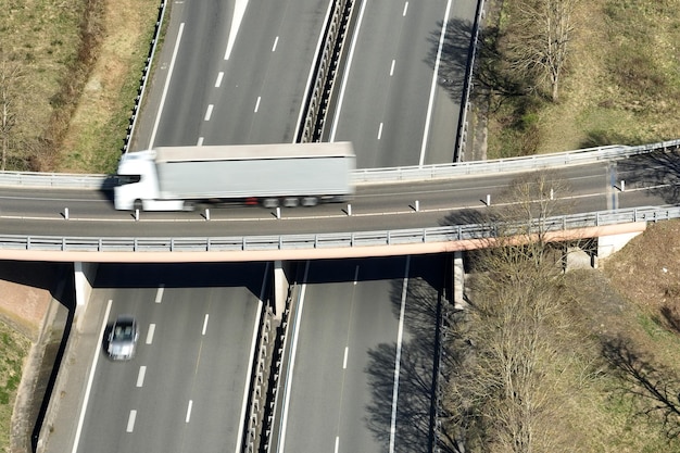 Veduta aerea dell'intersezione stradale con traffico pesante in rapido movimento Trasporto interurbano con molte auto e camion