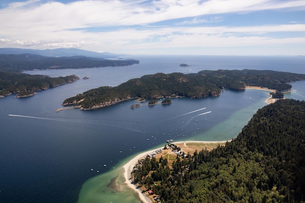 Veduta aerea dell'isola di Thormanby durante una soleggiata giornata estiva