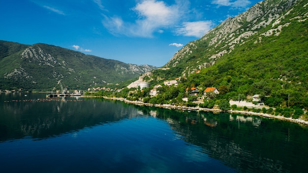 Veduta aerea della baia di Kotor e dei villaggi lungo la costa.