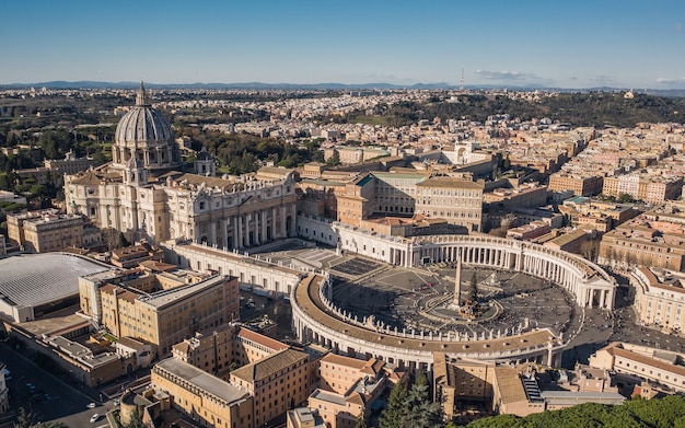 Veduta aerea della Basilica di San Pietro e di Piazza San Pietro con l'albero di Natale sopra