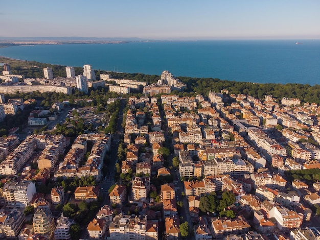 Veduta aerea della bellissima città di Burgas al tramonto in Bulgaria