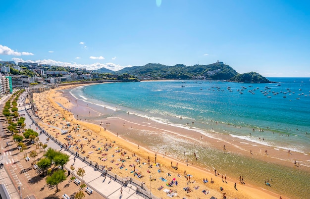 Veduta aerea della bellissima spiaggia di La Concha nella città di San Sebastian in estate Gipuzkoa Spagna