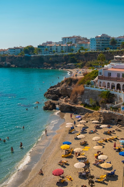 Veduta aerea della bellissima spiaggia di Nerja in Spagna