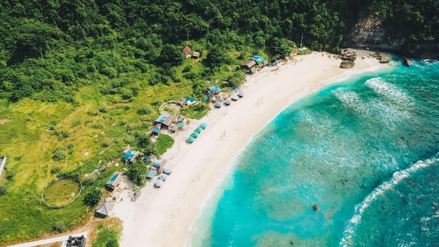 Veduta aerea della bellissima spiaggia tropicale di Nusa Penida Bali