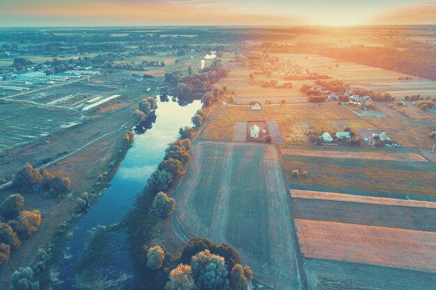 Veduta aerea della campagna Il ruscello scorre attraverso il campo alla luce del tramonto