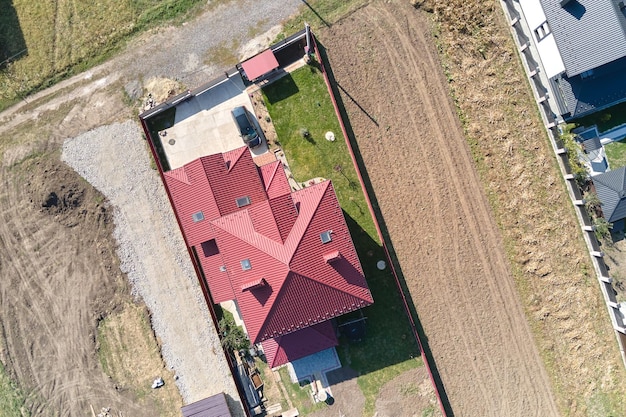 Veduta aerea della casa residenziale con cortile nella zona rurale suburbana