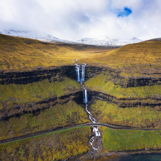 Veduta aerea della cascata della Fossa sull'isola Bordoy nelle Isole Faroe