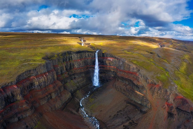 Veduta aerea della cascata di Hengifoss nell'Islanda orientale