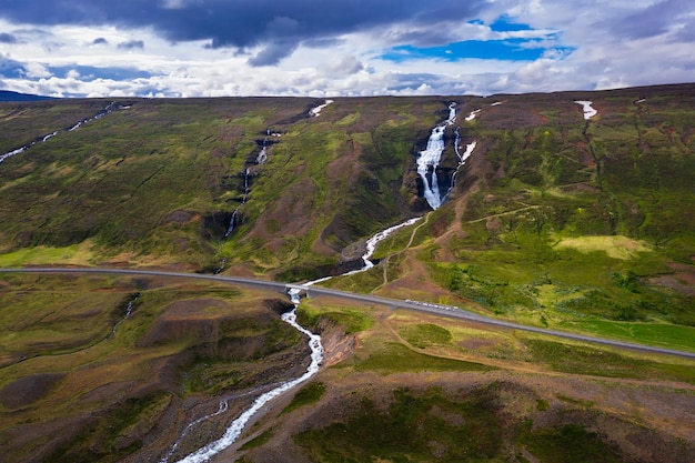 Veduta aerea della cascata Rjukandafoss nell'Islanda orientale