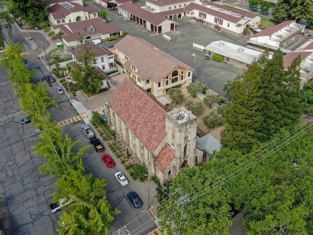 Veduta aerea della Chiesa cattolica romana di Sant'Elena, edificio storico della chiesa a Sant'Elena Napa Valley