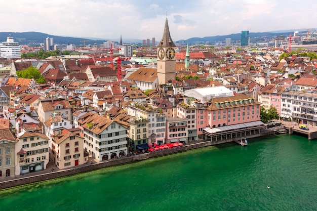 Veduta aerea della chiesa di San Pietro, del fiume Limmat e dei tetti del centro storico di Zurigo, la città più grande della Svizzera