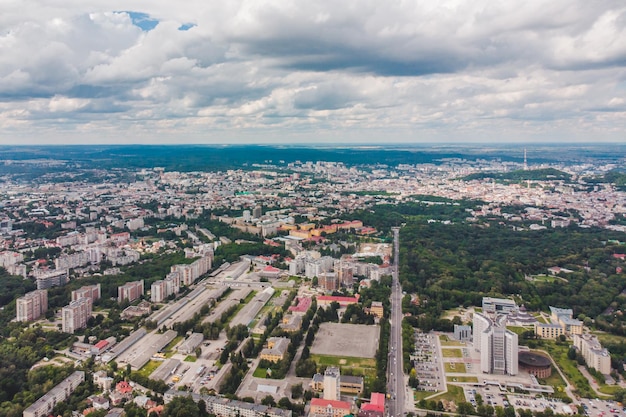 Veduta aerea della città con tempo nuvoloso