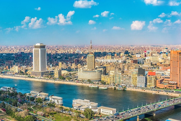 Veduta aerea della città del Cairo e del fiume Nilo in Egitto