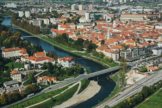 Veduta aerea della città di Celje in Slovenia Fiume dei tetti rossi e il ponte Sfondo di viaggio all'aperto