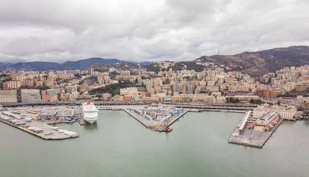 Veduta aerea della città di Genova in Italy