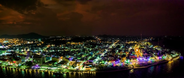 Veduta aerea della città di Ha Tien di notte, Kien Giang, Vietnam, questa è una zona centrale affollata e vivace