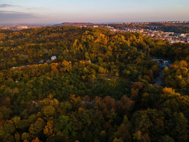 Veduta aerea della città di Leopoli in autunno