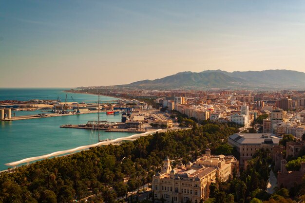 Veduta aerea della città di Malaga sotto il tramonto sulla costa