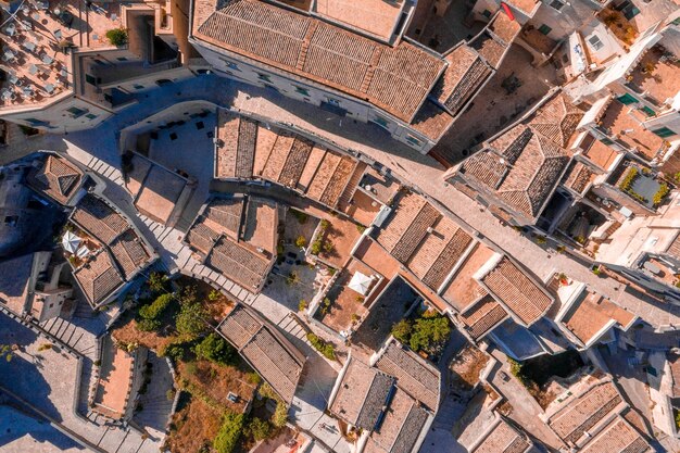 Veduta aerea della città di Matera nella regione Basilicata, nel sud Italia. Matera è un'attrazione del patrimonio mondiale dell'UNESCO e una destinazione turistica e di viaggio d'Italia.