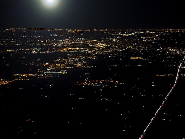 Veduta aerea della città di notte