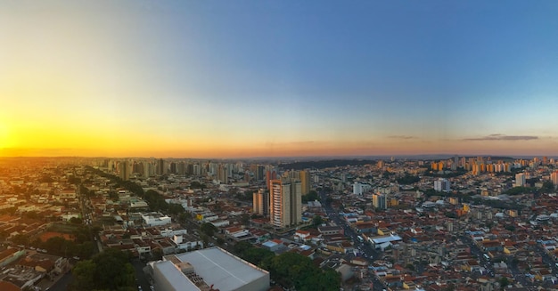 Veduta aerea della città di Ribeirao Preto nello stato di San Paolo con skyline al tramonto