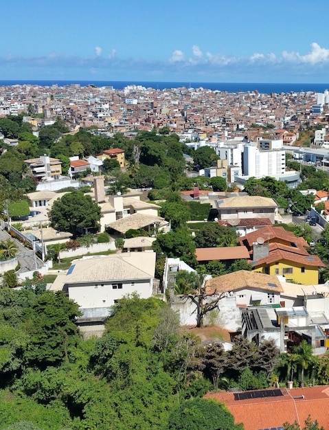 Veduta aerea della città di Salvador, Bahia, Brasile. contrasto sociale urbano.