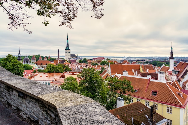 Veduta aerea della città di Tallinn al tramonto in una giornata estiva. Estonia.