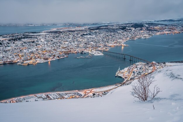 Veduta aerea della città di Tromso in inverno