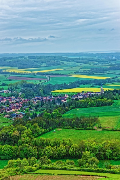 Veduta aerea della città e del villaggio di Vezelay nel dipartimento di Avallon dell'Yonne nella regione della Bourgogne Franche Comte, Francia
