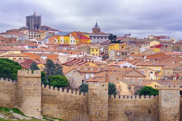 Veduta aerea della città fortificata e medievale in cima ad una collina. ÃƒÂ vila, Spagna.