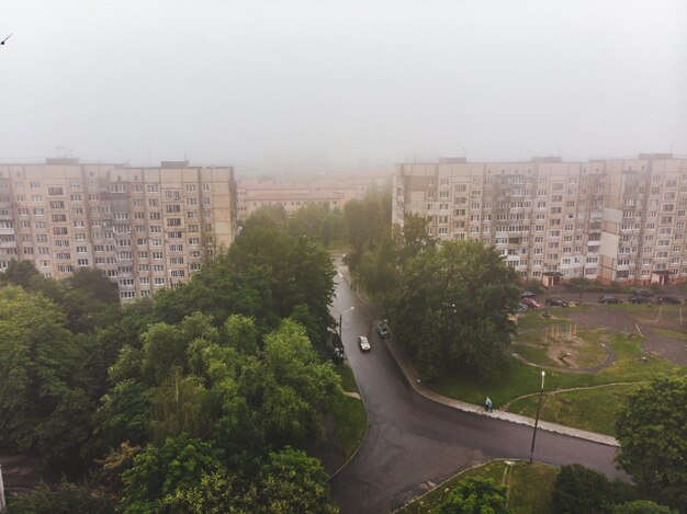 Veduta aerea della città in condizioni di nebbia nuvolosa piogge estive