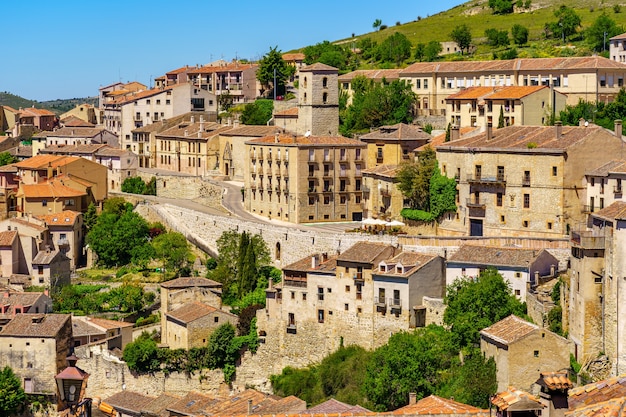 Veduta aerea della città medievale con le sue vecchie case sul fianco della montagna