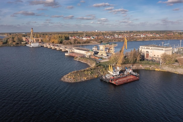 Veduta aerea della città sul fiume Volga con diga e centrale idrica in primo piano Dubna Russia