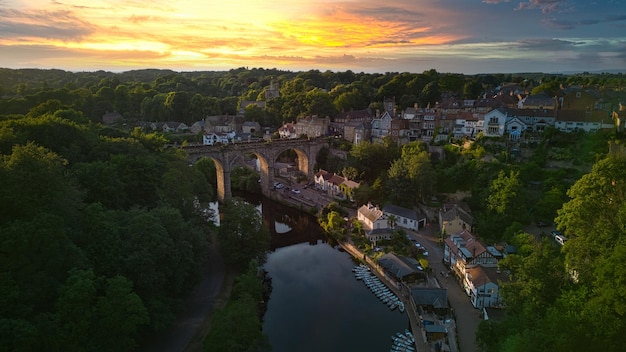 Veduta aerea della città vecchia al tramonto.