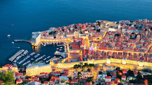 Veduta aerea della città vecchia di Dubrovnik e del mare Adriatico in serata, Dalmazia, Croazia