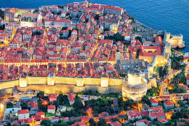 Veduta aerea della città vecchia di Dubrovnik e del mare Adriatico in serata, Dalmazia, Croazia