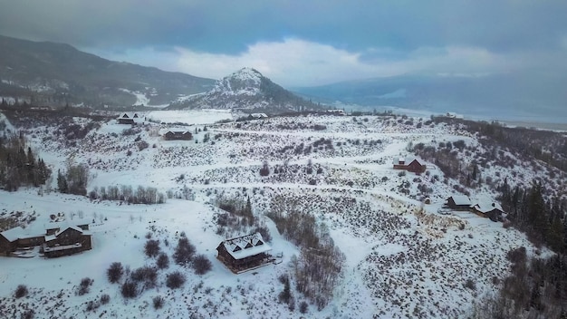 Veduta aerea della comunità rurale di montagna in inverno.