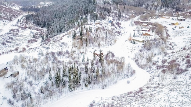 Veduta aerea della comunità rurale di montagna in inverno.