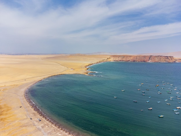 Veduta aerea della costa di Paracas in Perù