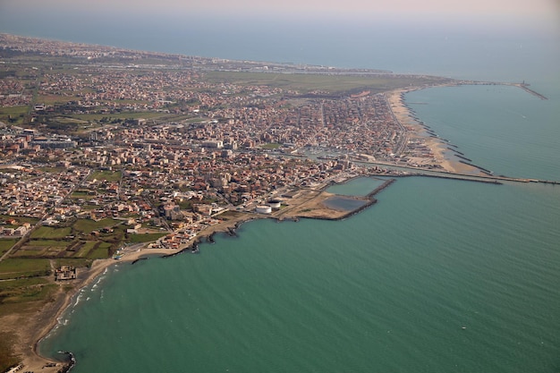 Veduta aerea della costa tirrenica e della città di Fiumicino vicino a Roma Lazio Italia