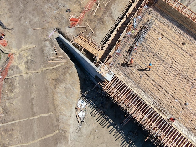 Veduta aerea della costruzione di ponti che attraversano l'autostrada California USA