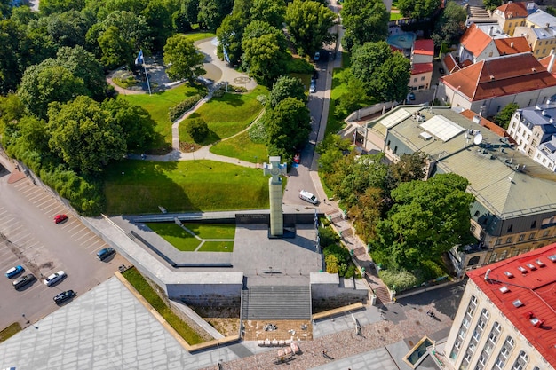 Veduta aerea della Croce della Libertà nel centro di Tallinn. Piazza della Libertà a Tallinn.