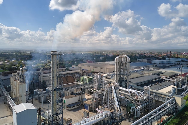 Veduta aerea della fabbrica con alta struttura di fabbricazione dell'impianto. Concetto globale di produzione e produzione.