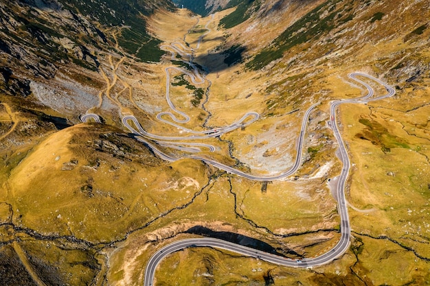 Veduta aerea della famosa autostrada Transfagarash Romania Strada di montagna e bellissimo paesaggio