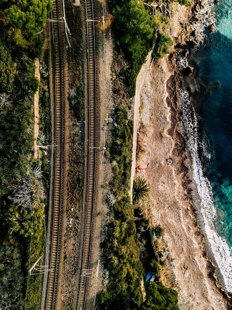 Veduta aerea della ferrovia lungo la costa del mare in Italia Foto del drone dall'alto