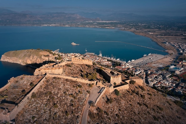 Veduta aerea della fortezza di Palamidi su una collina e della città di Nafplio sullo sfondo Grecia