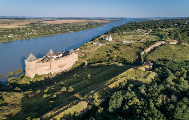 Veduta aerea della fortezza medievale di Khotyn su un fiume Dniestr Chernivtsi regione Ucraina